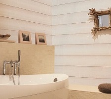 Salle de bains avec des lambris