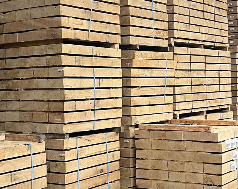 Piles de lambourdes en bois