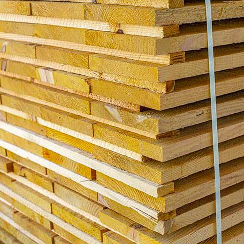 Pile de planches en bois