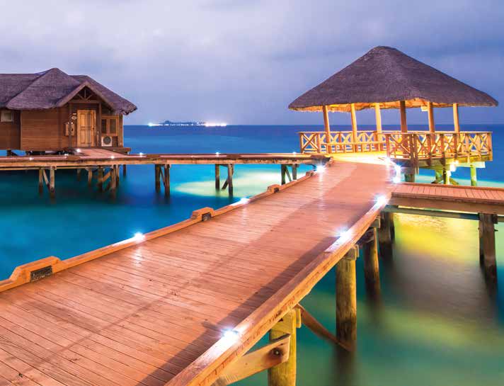 Ponton en bois éclairé dans l'océan