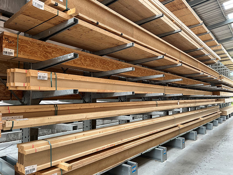 Plusieurs poutres de bois