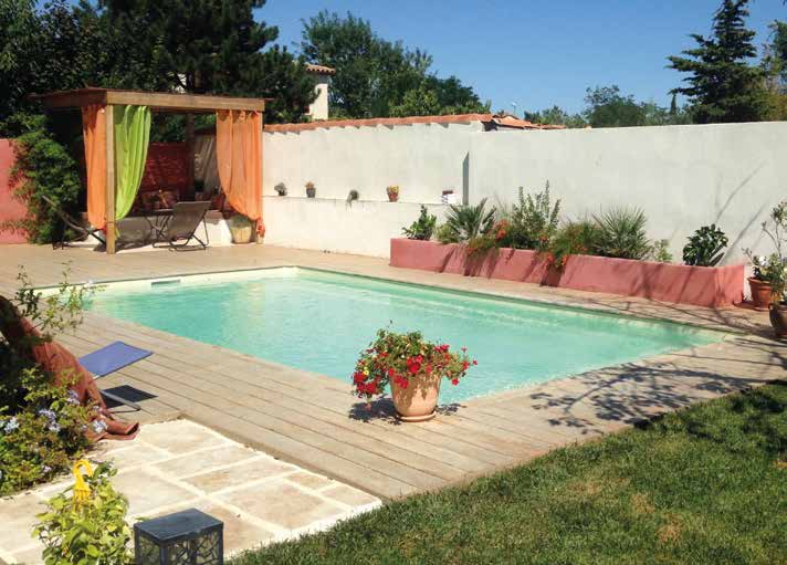 Piscine avec terrasse en bois