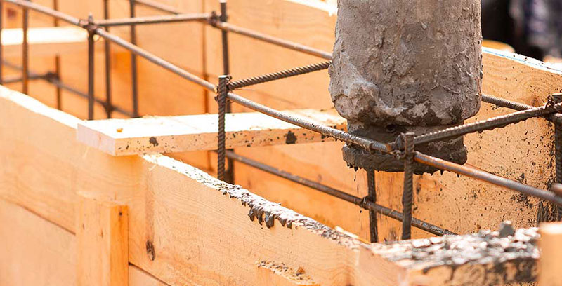 Bêton qui coule dans des coffrages en bois