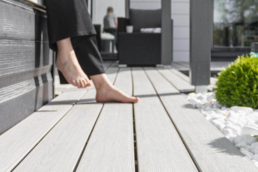 Pieds nus sur une terrasse