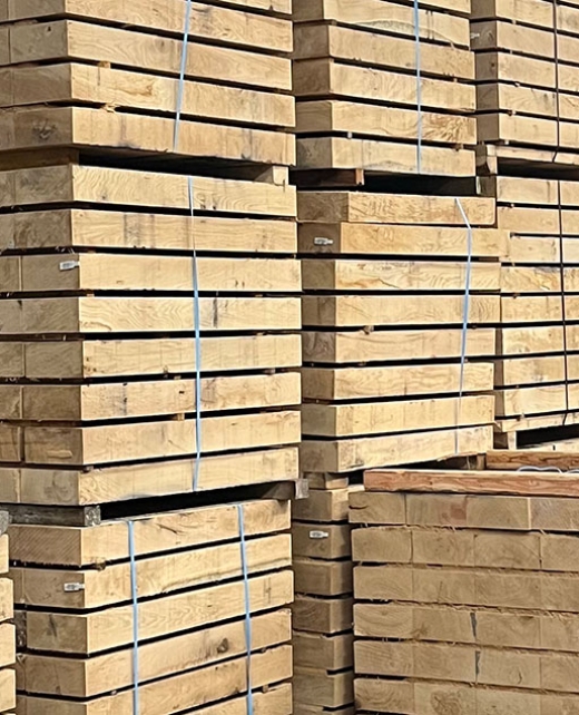 Piles de lambourdes en bois