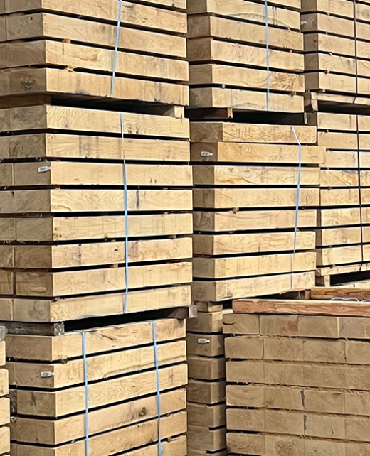 Piles de lambourdes en bois