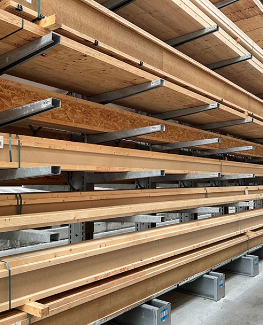 Plusieurs poutres de bois