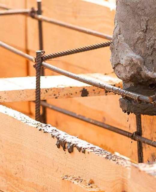 Bêton qui coule dans des coffrages en bois